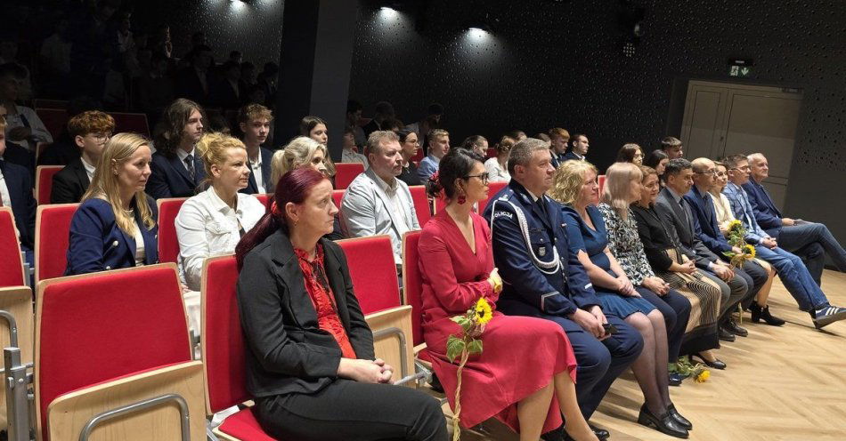 zdjęcie: Ślubowanie klas mundurowych w ZSME w Żywcu / fot. KPP w Żywcu