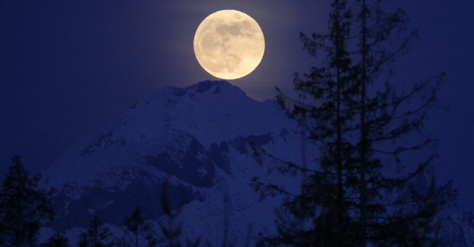 zdjęcie: TPN rozważa całoroczny zakaz nocnych wędrówek po Tatrach / Zakopane, 12.04.2025 Wschód księżyca podczas Pełni Różowego Księżyca, 12 bm. w Tatrach. (mr) PAP/Grzegorz Momot