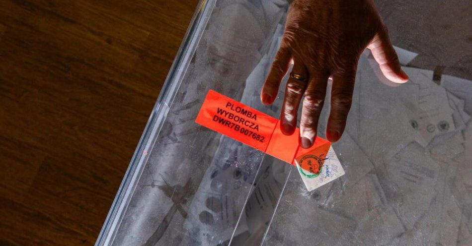 zdjęcie: CBOS: rok 2025 zdominowany przez wybory prezydenckie w Polsce i prezydenturę Donalda Trumpa / Wrocław, 01.06.2025. Wybory prezydenta RP - II tura. Głosowanie w lokalu wyborczym we Wrocławiu, 1 bm.