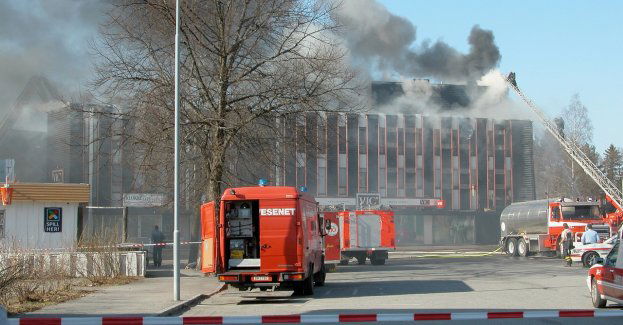 Pożar w hali sortowni odpadów w Kobiernikach pod Płockiem