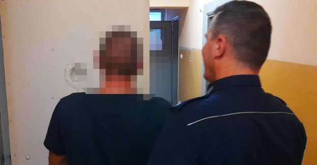 Kierowca i pasażer audi zatrzymani z narkotykami przez policjantów.