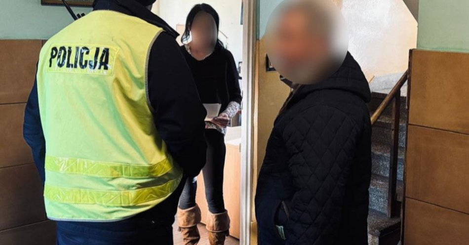 zdjęcie: Policjanci pomogli 62 letniemu mężczyźnie znaleźć nocleg na święta / fot. KPP w Grodzisku Mazowieckim