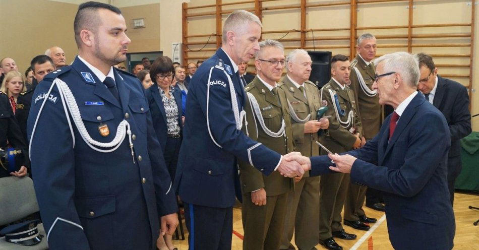 zdjęcie: Ślubowanie pierwszaków i otwarcie Skweru Przyjaźni w Dobczycach / fot. KMP w Myślenicach