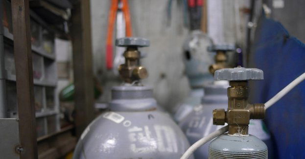 Chciał zainwestować w akcje koncernu paliwowego. Stracił 100 tysięcy złotych