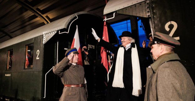 Paderewski przybył do Poznania; tłum mieszkańców na inscenizacji przyjazdu kompozytora do stolicy Wielkopolski