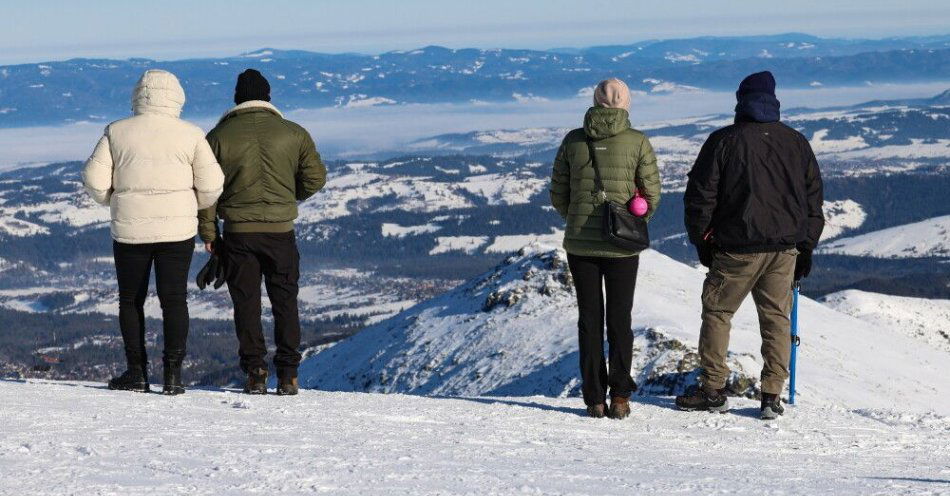zdjęcie: Tatry: zmalało zagrożenie lawinowe do pierwszego, niskiego stopnia / Zakopane, 18.01.2026. Wyciąg krzesełkowy w Kotle Gąsienicowym na Kasprowym Wierchu, w pierwszy weekend ferii zimowych, 18 bm. Ponieważ Kasprowy Wierch leży w granicach Tatrzańskiego Parku Narodowego, nie jest tam możliwe sztuczne dośnieżanie tras – aby uruchomić wyciągi, konieczna jest odpowiednio gruba warstwa naturalnego śniegu. W dniach 19 stycznia - 1 lutego wolne mają uczniowie województw: mazowieckiego, pomorskiego, podlaskiego, świętokrzyskiego oraz warmińsko-mazurskiego.
 (aldg) PAP/Grze