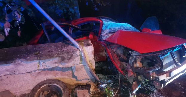 Prawo jazdy miał zaledwie od 10 dni. Swoją podróż zakończył na betonowym płocie