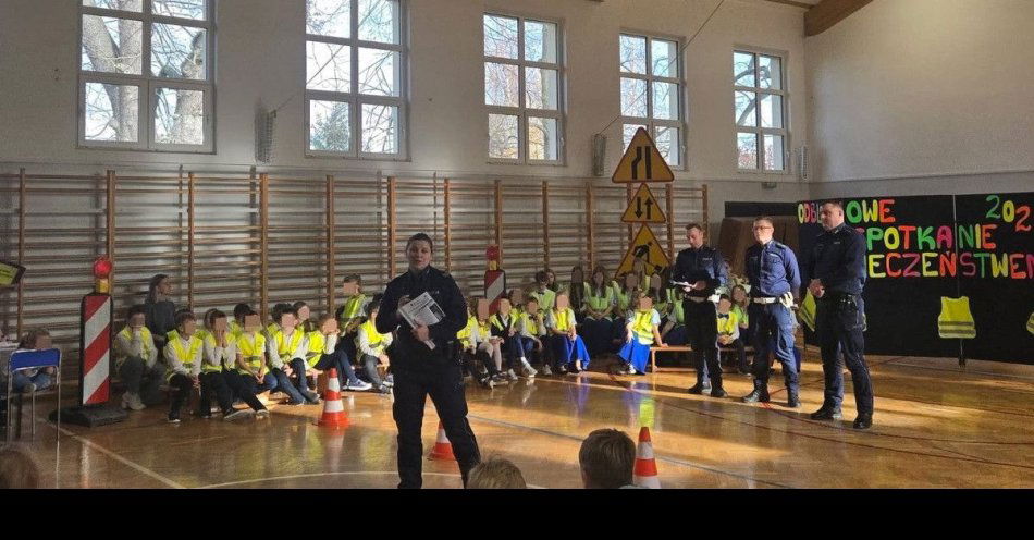 zdjęcie: Odblaskowa szkoła w Cianowicach. Seniorzy i uczniowie razem / fot. KPP w Krakowie