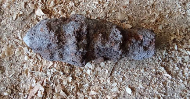 Pocisk artyleryjski znaleziony podczas prac ogrodowych