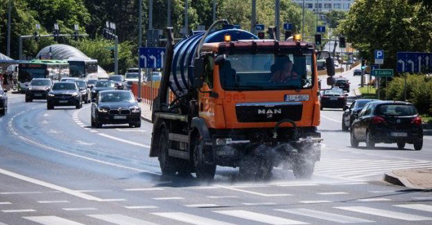 Basenową wodą w upał i kurz