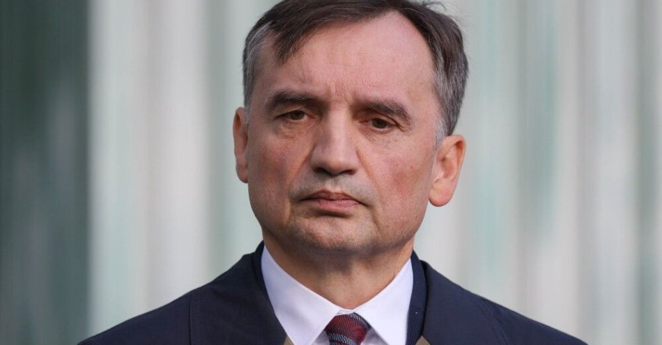zdjęcie: Ziobro składa zawiadomienie o podejrzeniu popełnienia przestępstwa przez ministra Żurka i podległych mu prokuratorów / Warszawa, 14.10.2025. Poseł PiS Zbigniew Ziobro na konferencji prasowej przed Sądem Apelacyjnym w Warszawie, 14 bm. (mr) PAP/Paweł Supernak