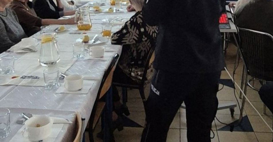 zdjęcie: Policjantki uczyły seniorów z Taczanowa Drugiego zasad bezpieczeństwa / fot. KPP Pleszew