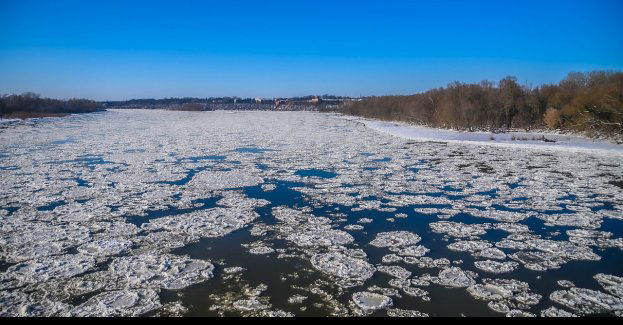 Kra z wędkarzami dryfuje po Zalewie Wiślanym