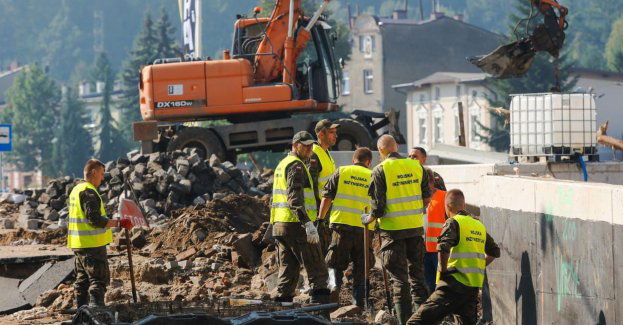 Pdczas porządkowania terenów popowodziowych żołnierze WOT znaleźli worek z pieniędzmi