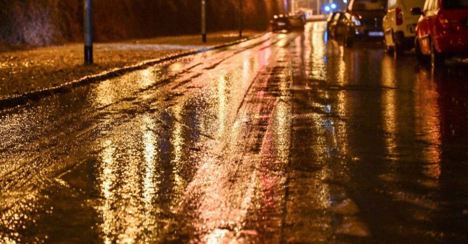 zdjęcie: IMGW ostrzega: marznące opady w 13 województwach; Alert RCB: gołoledź w dziewięciu województwach / Szczecin, 26.01.2026. Trudne warunki drogowe spowodowane marznącym deszczem i gołoledzią, 26 bm. w Szczecinie. Instytut Meteorologii i Gospodarki Morskiej wydał ostrzeżenia drugiego stopnia przed marznącymi opadami. (aldg) PAP/Marcin Bielecki