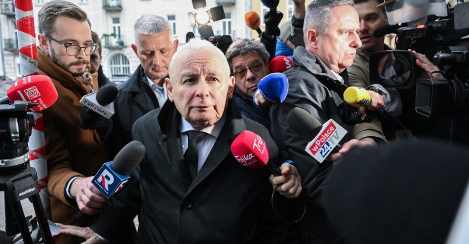 zdjęcie: Prezes PiS stawił się w prokuraturze, ma zostać przesłuchany jako świadek ws. wyborów korespondencyjnych / Warszawa, 22.10.2025. Prezes PiS Jarosław Kaczyński (C) przed siedzibą Prokuratury Okręgowej w Warszawie, 22 bm. Jarosław Kaczyński ma być przesłuchany jako świadek w śledztwie w sprawie wyborów korespondencyjnych z 2020 r. W ramach prowadzonego przez Prokuraturę Okręgową w Warszawie postępowania, w lutym tego roku zarzuty przekroczenia uprawnień i niedopełnienia obowiązków usłyszał b. premier Mateusz Morawiecki. (jm) PAP/Radek Pietruszka