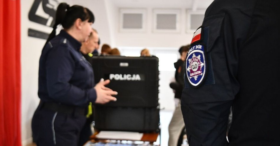 zdjęcie: Policyjni eksperci i uczniowie promowali służbę w Białym Borze / fot. KPP w Szczecinku DSC_9056