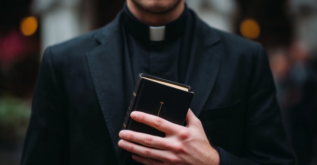 Luterański ksiądz rozdaje Biblię rowerzystom pokonującym Salmopol