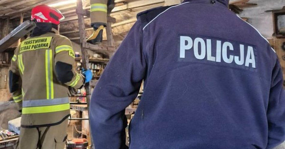 zdjęcie: Policjanci pomogli 71 letniemu mężczyźnie uwięzionemu na strychu / fot. KPP w Malborku