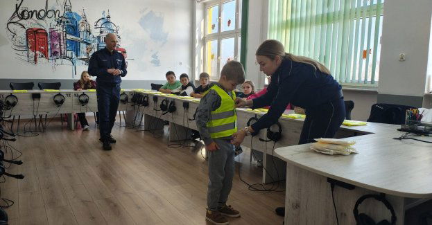 Uczniowie otrzymali kamizelki odblaskowe po spotkaniu z policją