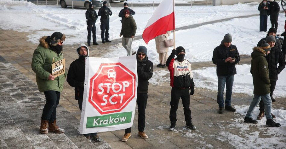 zdjęcie: Kraków: przeciwnicy strefy czystego transportu wyszli na ulice miasta / Kraków, 10.01.2026. Ogólnopolski protest przeciwko krakowskiej Strefie Czystego Transportu, 10 bm. przed Muzeum Narodowym w Krakowie. (jm) PAP/Łukasz Gągulski