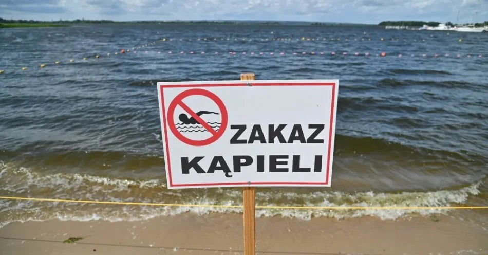 zdjęcie: W siedmiu kąpieliskach na Wybrzeżu obowiązuje zakaz kąpieli / Szczecin, 28.07.2024. W związku z wykryciem w wodzie bakterii E.coli na szczecińskim kąpielisku Dąbie obowiązuje do odwołania zakaz wchodzenia do wody, 28 bm. Na miejscu przestrzegania zakazu pilnują ratownicy. Teren kąpieliska ze wszystkim pozostałymi atrakcjami jest dostępny dla mieszkańców bezpłatnie. (mb/amb) PAP/Marcin Bielecki