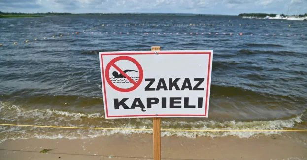 W siedmiu kąpieliskach na Wybrzeżu obowiązuje zakaz kąpieli