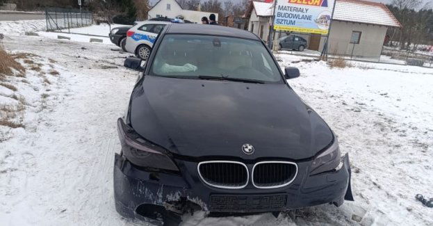 Policjant w drodze na służbę pomógł kobiecie, której samochód chwilę wcześniej wjechał do rowu