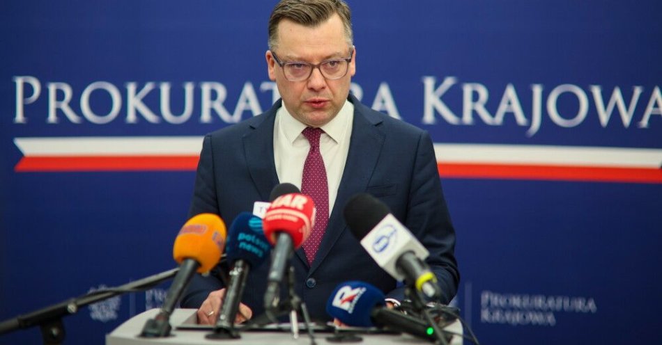 zdjęcie: PK: b. szef CBA Ernest B. usłyszał zarzut ws. dotyczącej systemu Pegasus / Warszawa, 19.11.2025. Rzecznik Prokuratury Krajowej Przemysław Nowak podczas briefingu prasowego w siedzibie Prokuratury Krajowej w Warszawie, 19 bm. poświęconego ustaleniom i działaniom procesowym Prokuratury Krajowej w śledztwie dotyczącym aktów dywersji przeciwko infrastrukturze kolejowej. (ad) PAP/Leszek Szymański