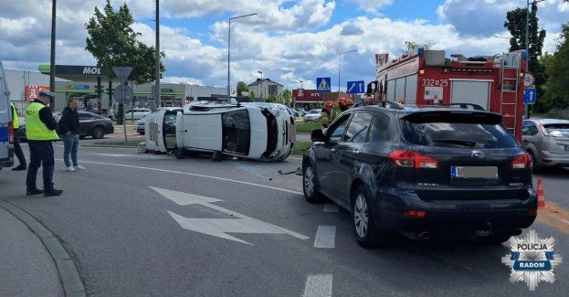 Zderzenie dwóch pojazdów na rondzie