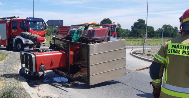 Kolizja drogowa. Traktor wywrócił się na rondzie.