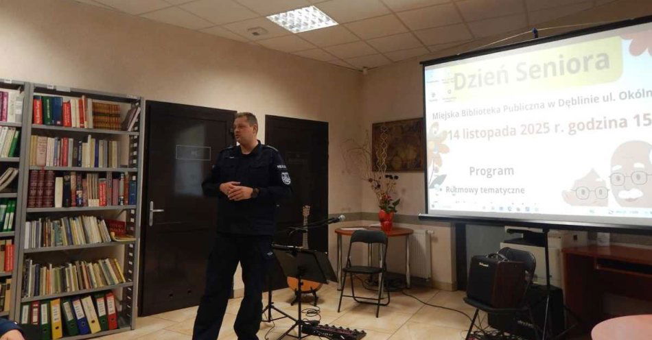 zdjęcie: Seniorzy w Dęblinie uczą się jak chronić się przed oszustami / fot. KPP Ryki