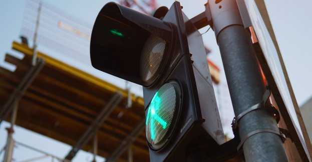 Pijana 36-latka uderzyła autem w sygnalizator świetlny, jej równie pijany mąż kontynuował podróż; oboje zostali zatrzymani