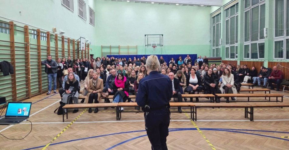 zdjęcie: Dzielnicowi i profilaktyk rozmawiali z rodzicami SP5 w Skierniewicach / fot. KMP w Skierniewicach