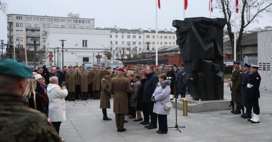 zdjęcie: Warszawa: upamiętniono żołnierzy, którzy zginęli na misjach wojskowych / Warszawa, 21.12.2025. Obchody Dnia Pamięci o Poległych i Zmarłych w Misjach i Operacjach Wojskowych Poza Granicami Państwa. Uroczysty Apel Poległych, przed stołecznym Pomnikiem Żołnierzy Poległych w Misjach i Operacjach Wojskowych Poza Granicami Państwa, 21 bm. (ad) PAP/Leszek Szymański