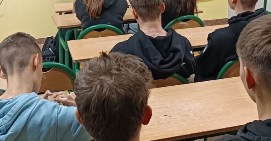 zdjęcie: Stop przemocy w Karsku: dzielnicowy rozmawiał z uczniami / fot. KPP w Myśliborzu