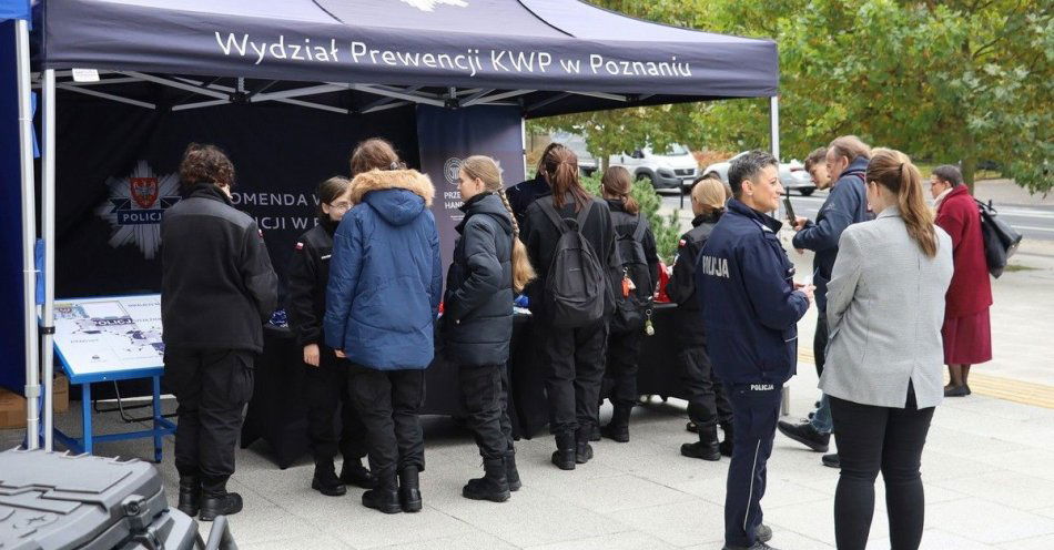 zdjęcie: Poznań: miasteczko profilaktyczne przed Dniem walki z handlem ludźmi / fot. KPP Pleszew