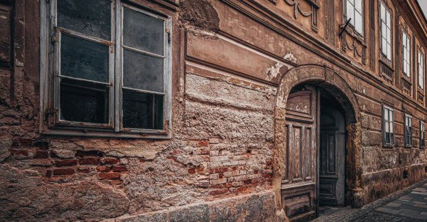 Zabytkowa kamienica wyłączona z użytkowania z powodu pęknięć na ścianach