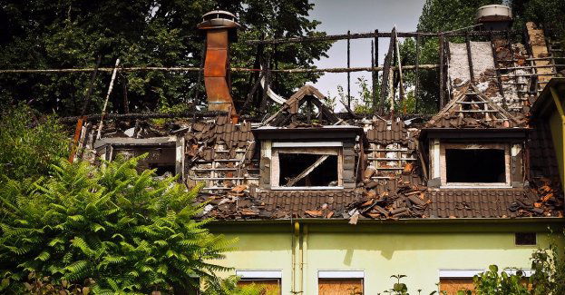 Uszkodzenie Poszycia dachu na Ogrodowej 55 - aktualna sytuacja (poniedziałek) - wypowiedź Burmistrza Krzysztofa Strzałkowskiego