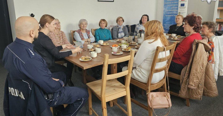 zdjęcie: Seniorzy uczą się o bezpieczeństwie zdrowiu i finansach / fot. KMP w Żorach