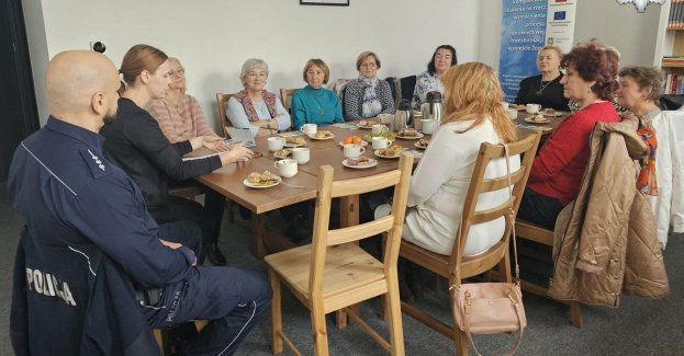 Seniorzy uczą się o bezpieczeństwie zdrowiu i finansach