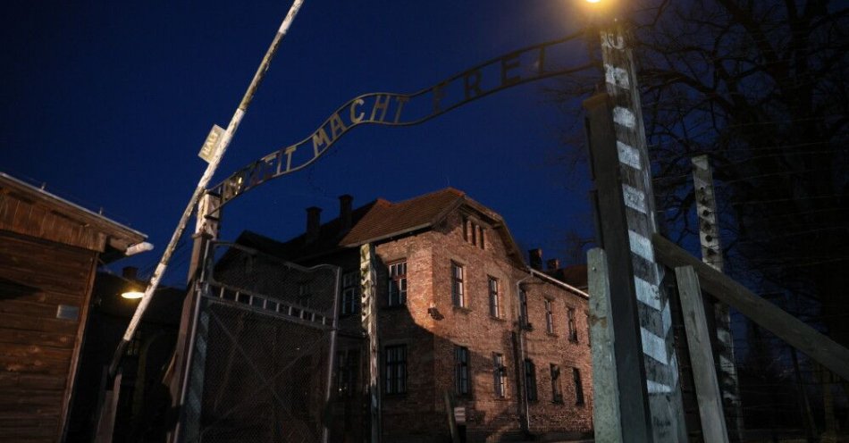 zdjęcie: Muzeum Auschwitz zaprosiło Ocalałych na rocznicę wyzwolenia obozu / Brzezinka, 27.01.2025. Teren byłego obozu Auschwitz II-Birkenau w Brzezince, w dniu obchodów 80. rocznicy wyzwolenia niemieckiego nazistowskiego obozu koncentracyjnego i zagłady Auschwitz-Birkenau, 27 bm. 27 stycznia obchodzony jest jako Międzynarodowy Dzień Pamięci o Ofiarach Holokaustu. Tego dnia 80 lat temu Armia Czerwona wyzwoliła obóz Auschwitz. (sko) PAP/Leszek Szymański