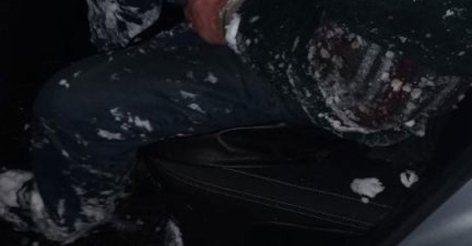 zdjęcie: Policjanci uratowali mężczyznę z lasu przed zamarznięciem / fot. KPP w Jaśle fot: KPP Jasło