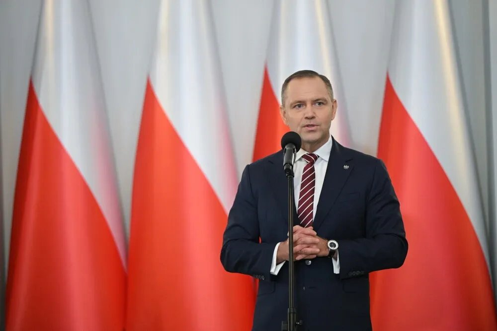 zdjęcie: Prezydent skieruje do TK ustawę o Rzeczniku Praw Pacjenta, tzw. lex szarlatan / Warszawa, 02.06.2026. Prezydent RP Karol Nawrocki podczas wręczenia gen. dyw. pil. Ireneuszowi Nowakowi aktu powołania na stanowisko Dowódcy Operacyjnego Rodzajów Sił Zbrojnych, 2 bm. w Pałacu Prezydenckim w Warszawie. (aldg) PAP/Marcin Obara