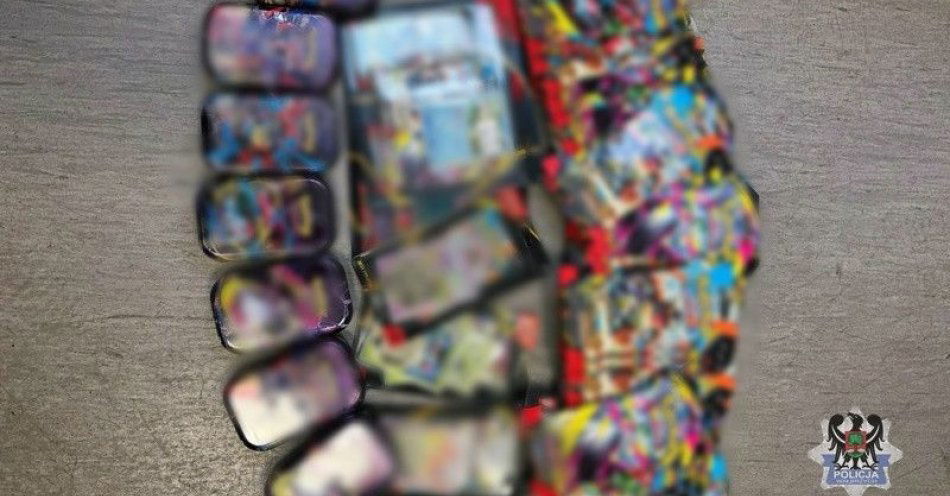 zdjęcie: 41 letni zatrzymany za kradzieże kart kolekcjonerskich / fot. KMP w Wałbrzychu