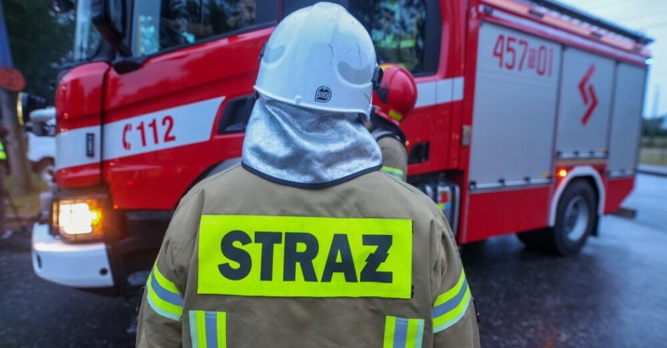 zdjęcie: Od 1 października do 5 grudnia ponad 5 tys. pożarów w budynkach mieszkalnych, 82 ofiary śmiertelne / Gliwice, 09.07.2025. Akcja gaszenia pożaru hali z elektroodpadami przy ul. Mechaników w Gliwicach, 9 bm. Na miejscu pracuje 12 zastępów straży pożarnej; w akcji ma wziąć udział mobilne laboratorium, którego zadaniem będzie monitorowanie składu atmosfery pod kątem toksycznych gazów. (jm) PAP/Michał Meissner ***Do tego materiału zdjęciowego dostępna jest również depesza w systemie CSI, pt.: Śląskie/ Strażacy gaszą pożar hali z elektroodpadami***