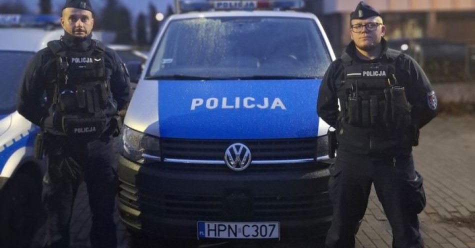 zdjęcie: Policjanci uratowali nocą seniorkę przerażoną działaniem pieca / fot. KPP w Pruszczu Gdańskim