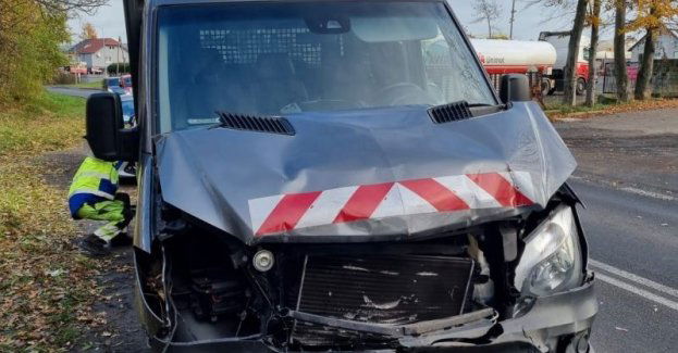 Sprawca kolizji uciekł z miejsca zdarzenia, bo jechał skradzionym autem