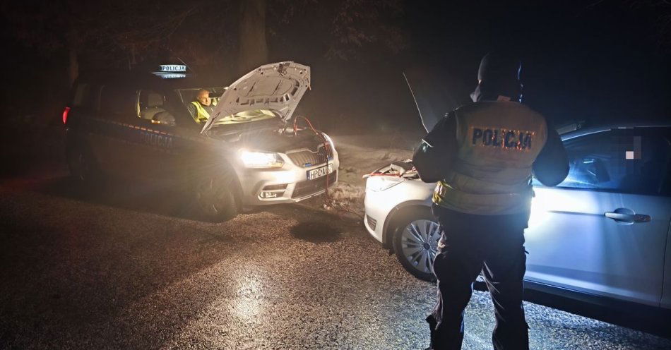 zdjęcie: Policjanci pomogli rodzinie uruchomić auto w mroźną noc / fot. KPP Aleksandrów