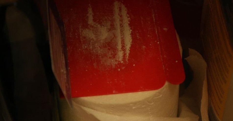 zdjęcie: Amfetamina ukryta w jajku niespodziance ujawniona w firmie / fot. KPP w Dzierżonowie